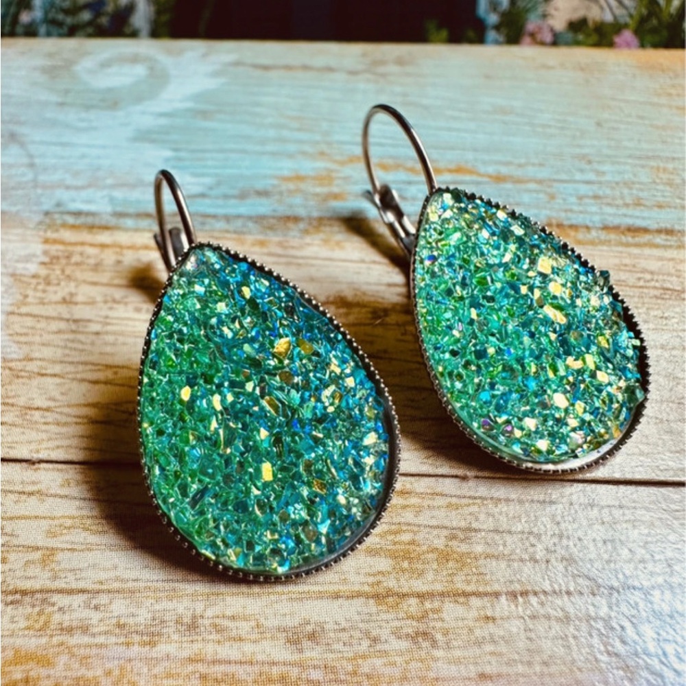 📦 REDUCED! Hand Crafted Green and Silver Drizzle Teardrop Earrings